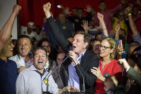Born october 9, 1957) is a brazilian evangelical pastor, gospel singer and politician.he served as the mayor of the city of rio de janeiro from january 1, 2017 until december 31, 2020. Crivella reza, canta e samba ao comemorar vitória no Rio ...