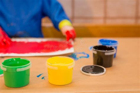 Mãos Da Criança Pintadas Em Pinturas Coloridas Conceito Da Educação Da