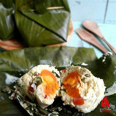 Bahan botok telur asin terdiri dari telur asin siap pakai, kelapa parut muda, biji petai cina, dan bumbu dapur. BOTOK TELUR ASIN | Food, Indonesian food, Egg recipes