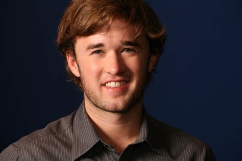 Haley joel osment is an american actor who has proven himself as one of the best young actors of his generation. Haley Joel Osment joins Entourage movie