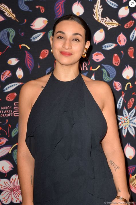Listen to camelia jordana by camélia jordana on deezer. Camélia Jordana au photocall de la soirée Harper's Bazaar au Musée Des Arts Décoratifs à Paris ...