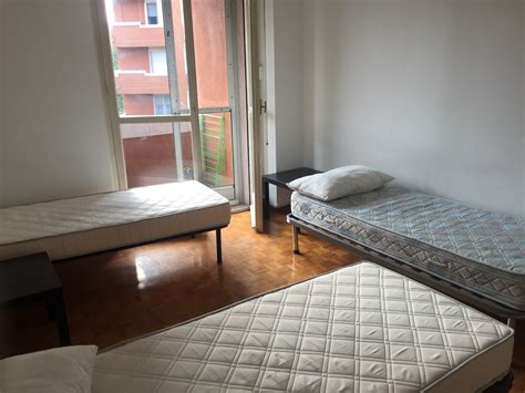 Piazza susa affittasi arredato piano alto trilocale doppi servizi cucina abitabile solo a studenti o lavoratori referenziati. Appartamento grande, luminoso per gruppo di studenti ...