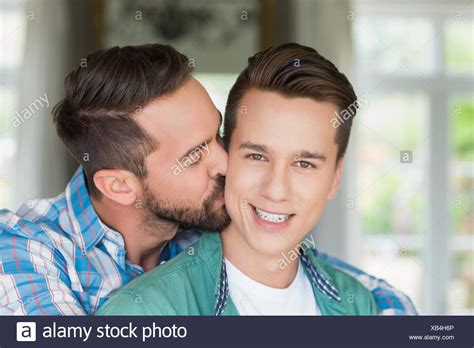 homosexuelles paar männer küssen einander stockfotografie alamy