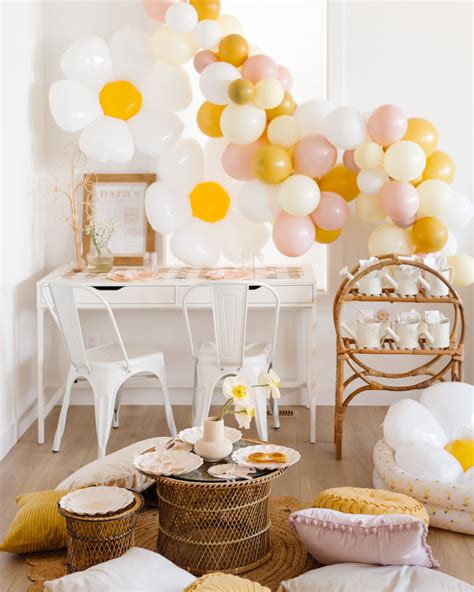 Modern Daisy First Birthday Party — Emelbe Design