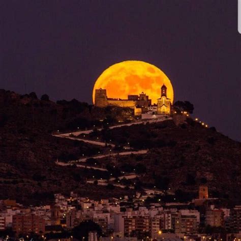 Siete años después conoció en sueca a la gente de 'amics de la càmera', fotógrafos aficionados que hacían sobre todo paisajes aprovechando que están en la albufera. La Luna detras del Castillo de Cullera. Valencia | Lluna ...