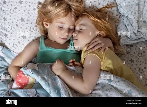 Two Little Girls In Bed Fotografías E Imágenes De Alta Resolución Alamy