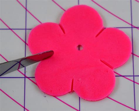 Turns out edible flowers are both a science and an art. Easy Hawaiian or Beach-Themed Cupcakes | Luau cakes ...