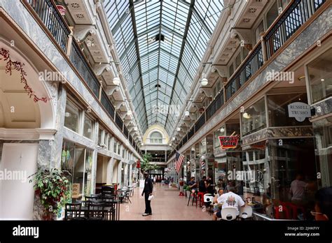 Cleveland 5th Street Shopping Arcade Hi Res Stock Photography And