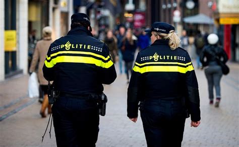 De politieagent is in staat om het werk van de surveillant uit te voeren. Hoofddoek zegt niets over de 'waarden' van een ...