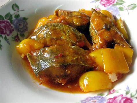 Ikan adalah menu kegemaran keluarga selain ayam. RESEPI NENNIE KHUZAIFAH: Ikan tenggiri masam manis