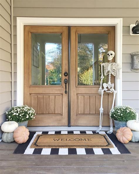 32 The Best Farmhouse Fall Decor Ideas For Front Doors Front Porch