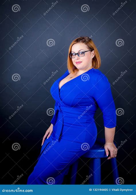 Mooi Mollig Meisje In Blauwe Elegante Kleding Op Een Zwarte Achtergrond Stock Afbeelding Image