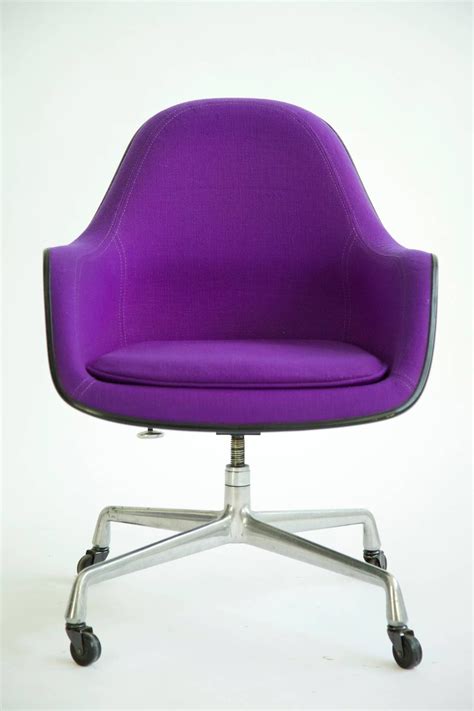 A plywood chair while this vintage eames piece makes an ideal pick if you're looking for an eames desk chair or. Charles Eames Loose Cushion Armchair | From a unique ...