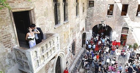 Ubicado en verona, el apartamento san nicolo 3 apartamento es un alojamiento de 2 dormitorios equipado con habitaciones aptas para alérgicos, un ascensor y una caja fuerte. Veja famosos que visitaram a Casa de Julieta, em Verona (Itália) - BOL Fotos - BOL Fotos