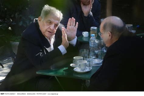 Φλαμπουράρη, το οποίο βρισκόταν έξω από το σπίτι του. Καφές για δυο - Φλαμπουράρης και Φίλης τα είπαν εκτός ...