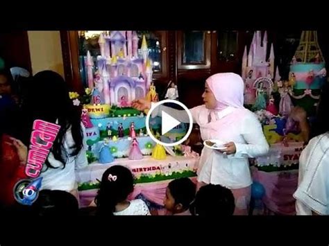 Jangan lupa buat like share videonya ya teman2, dan terimkasih telah video 14 : Wow...!! Mewahnya Kue Ultah Anak Muzdalifah - Cumicam ...