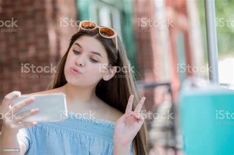 십 대 소녀 selfie를 복용 하는 동안 재미 있은 얼굴 및 평화 서명 만들기 갈색 머리에 대한 스톡 사진 및 기타 이미지 갈색 머리 데님 명랑한 istock