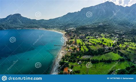 Het strand van uzunyali, ook bekend als long beach ligt direct naast het publieke strand van marmaris. Satellietbeeld Van Marmaris, Kumlubuk-strand, Overzees En ...