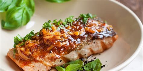 Recette Pavé de saumon au basilic et sa sauce gingembre facile