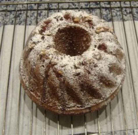 Die sahne steif schlagen, den pflaumen nuss kuchen damit bestreichen. Nußkuchen - Rezept mit Bild - kochbar.de