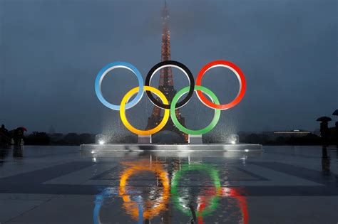 les anneaux olympiques brillent déjà à paris