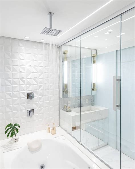 Banheiro contemporâneo todo branco com banheira integrado ao closet Decor Salteado