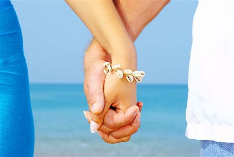 Fotos de manos de parejas a distancia. La forma de tomar la mano habla mucho de tu pareja