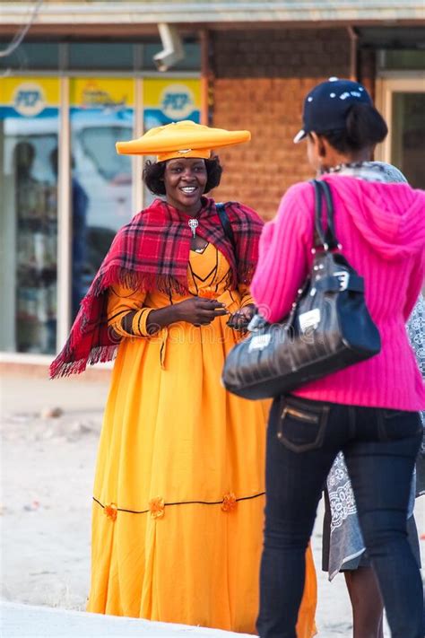 Opuwo Namibia Jul 06 2019 Herero Vestido Con Ropa Tradicional En