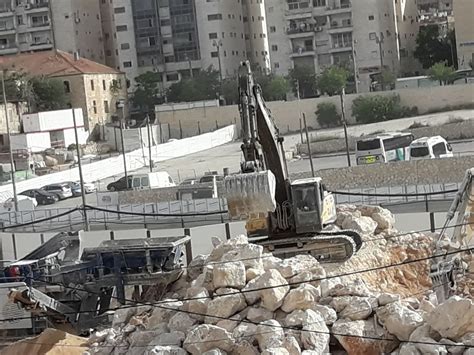 כמובן שגם למי שלא רוצה לידת מים, ניתן ורצוי להגיע לפגישה מקדימה עם הצוות כדי להכין. ירושלים: תושבי משכנות האומה חיים בתוך אתר בנייה | כל העיר ...
