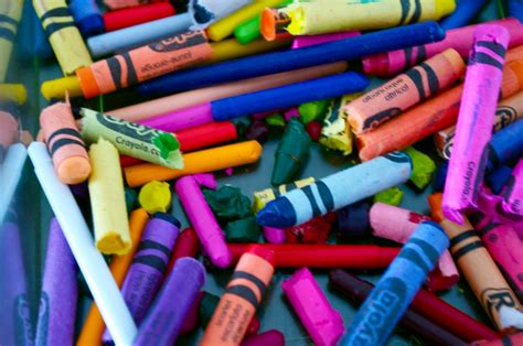 turquoise violets: DIY: rainbow crayons
