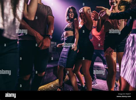 Femme Qui Danse Fête Banque De Photographies Et Dimages à Haute Résolution Alamy