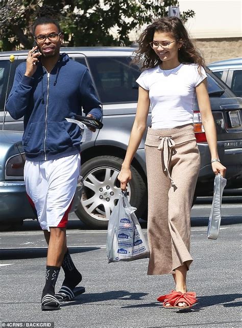 Zendaya Goes Braless As She Flaunts Her Trim Figure In White T Shirt And While Shopping In La