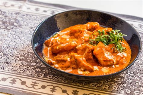 Puis, ajoutez la tomate, la moitié de la sauce tikka masala (la sauce est légèrement relevé, vous réajusterez la quantité par la suite) et l'eau. Chicken Tikka Masala Recipe - Great British Chefs