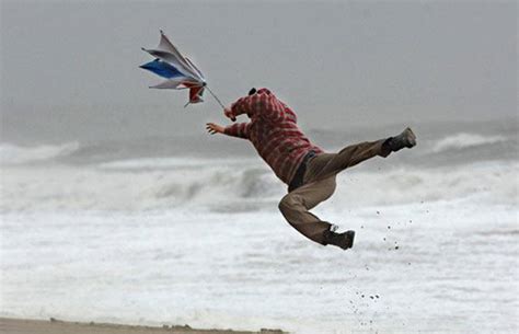图文：英国一位撑伞者被强风吹起 新闻中心 新浪网