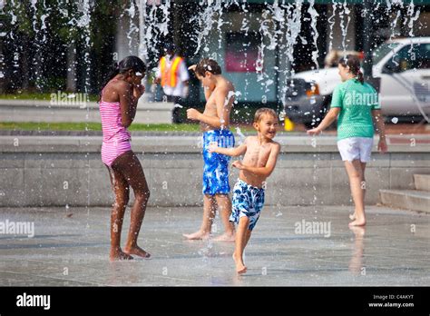 Children Cooling Off In A Fountain In Savannah Georgia Stock Photo Alamy