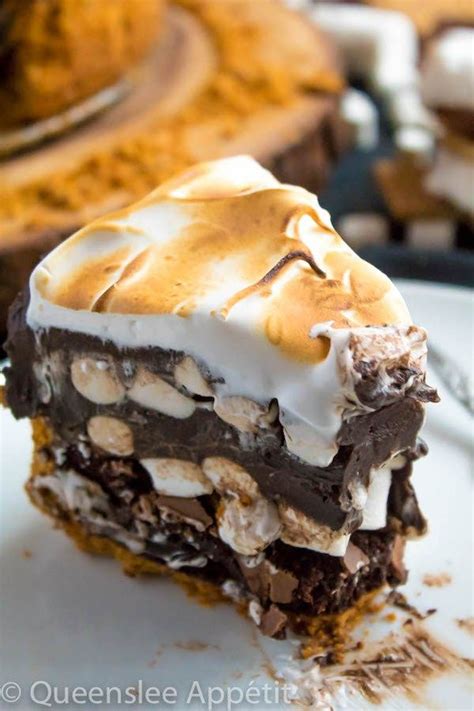 This mississippi mud pie is made with a crumbly oreo crust, fudgy brownie base, a decadent chocolate pudding filling and topped with a fluffy meringue! S'mores Mississippi Mud Pie ~ Recipe | Queenslee Appétit ...