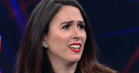 Ele não consegue resistir à sua sensualidade e transa com ela enquanto ela está dormindo. Tatá Werneck tem casa invadida por cobra e faz vídeo do animal