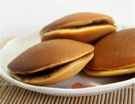 Angel food cake is traditionally made in a tube pan, but can be made in other pan shapes as well. Kue Dorayaki | Kue, Makanan, Manis