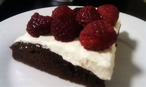 Stir melted chocolate into second bowl and then fold in remaining whipped cream. Chocolate cake - 1 syn per slice or 7.5 for the whole cake ...