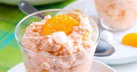 This cool, shimmering treat makes a wonderful dessert, too. Easy Mandarin Orange Jello Salad | Flour on My Fingers