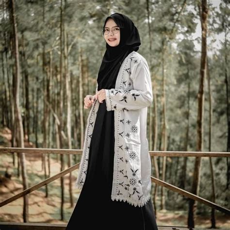 Check spelling or type a new query. 10 Ide Padu Padan Outfit Hijab dengan Long Outer, Simple ...