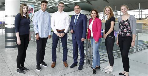Wann muss ich spätestens am flughafen sein? Der Dortmund Airport als bildet aus: Neue Azubis 2017 ...