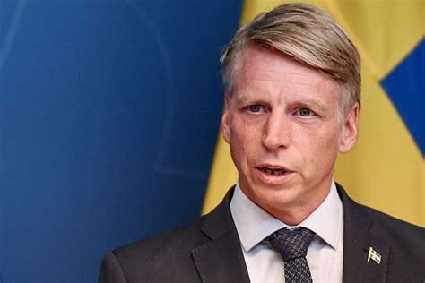 Regeringen har brustit i coronahanteringen. Regeringen utökar stödet för korttidspermitteringar ...