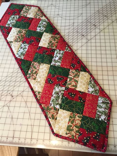 Easy table runner (Neneng) | Quilted table runners christmas, Quilted