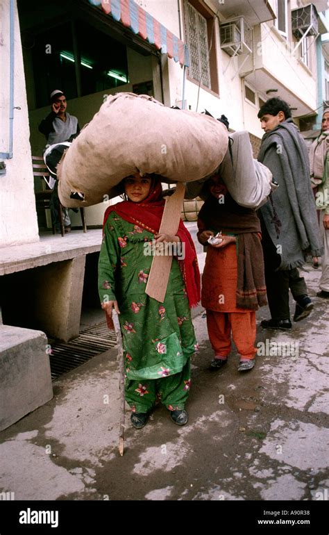 Pakistan Nwfp Peshawar Qissa Khawani Bazaar Young Girls Carrying Large