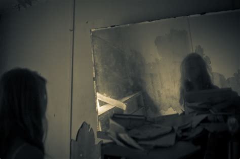 12 Creepy Mirror Games To Play When You Just Want To Freak Yourself Out