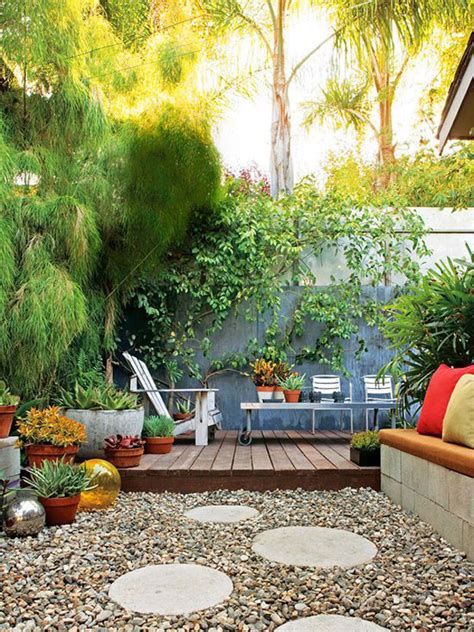 20 Small Backyard Garden For Look Spacious Ideas
