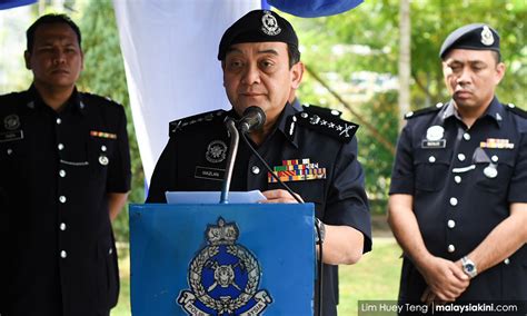 Check spelling or type a new query. Rusuhan kuil Seafield: 6 lagi ditahan polis