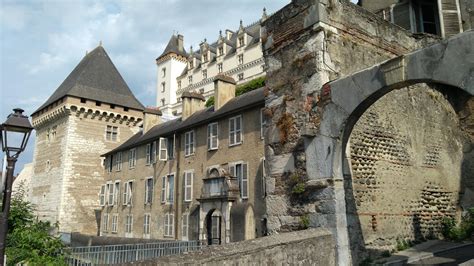 A mixture of old architecture at Pau (France) [OC ...