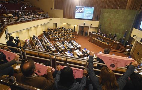 Junto a los parlamentarios del distrito 10. Chile.- Diputados de Chile Vamos reúnen firmas para impulsar un proceso de destitución contra la ...